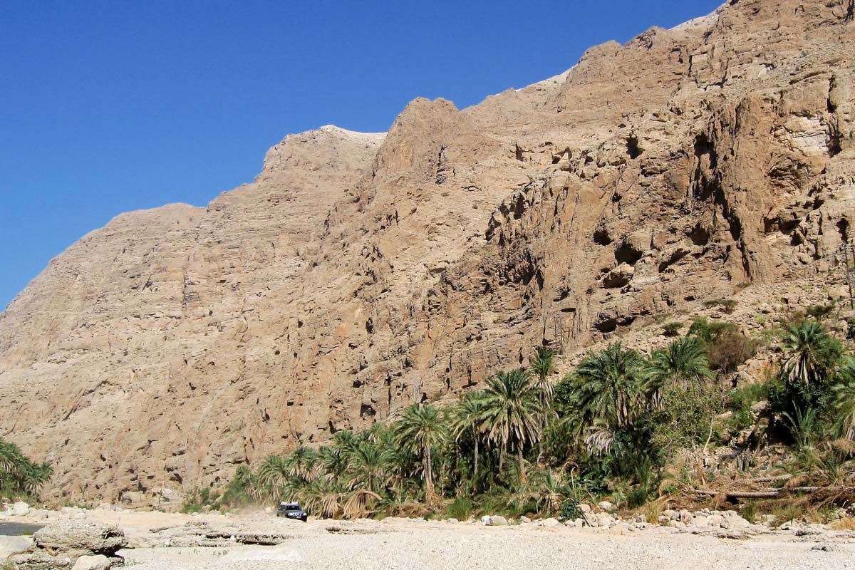 Ca. 10 Kilometer können Geländewagen in das Wadi Tiwi hineinfahren, bei hohem Wasserstand kann auf der Piste auch schon früher Endstation sein, Oman