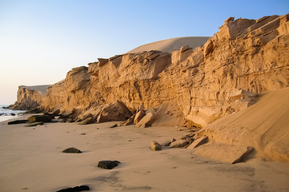Um die Abbruchkante der Wahiba Sands beim Ozean zu sehen benötigt man einen Geländewagen und einen  ortskundigen Führer, Oman