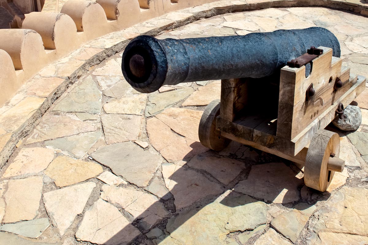Von den obersten Plattformen der Festung in Nakhl, die noch mit Kanonen bestückt sind, hat man einen wunderbaren Blick über die Batinah-Region im nördlichen Oman