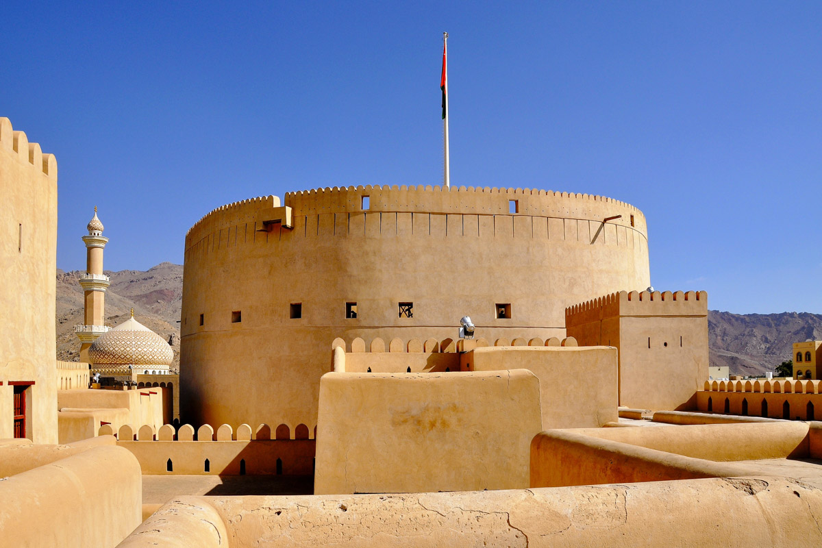 Der riesige, 30m hohe Rundturm des Nizwa Forts ist der größte Turm des Oman