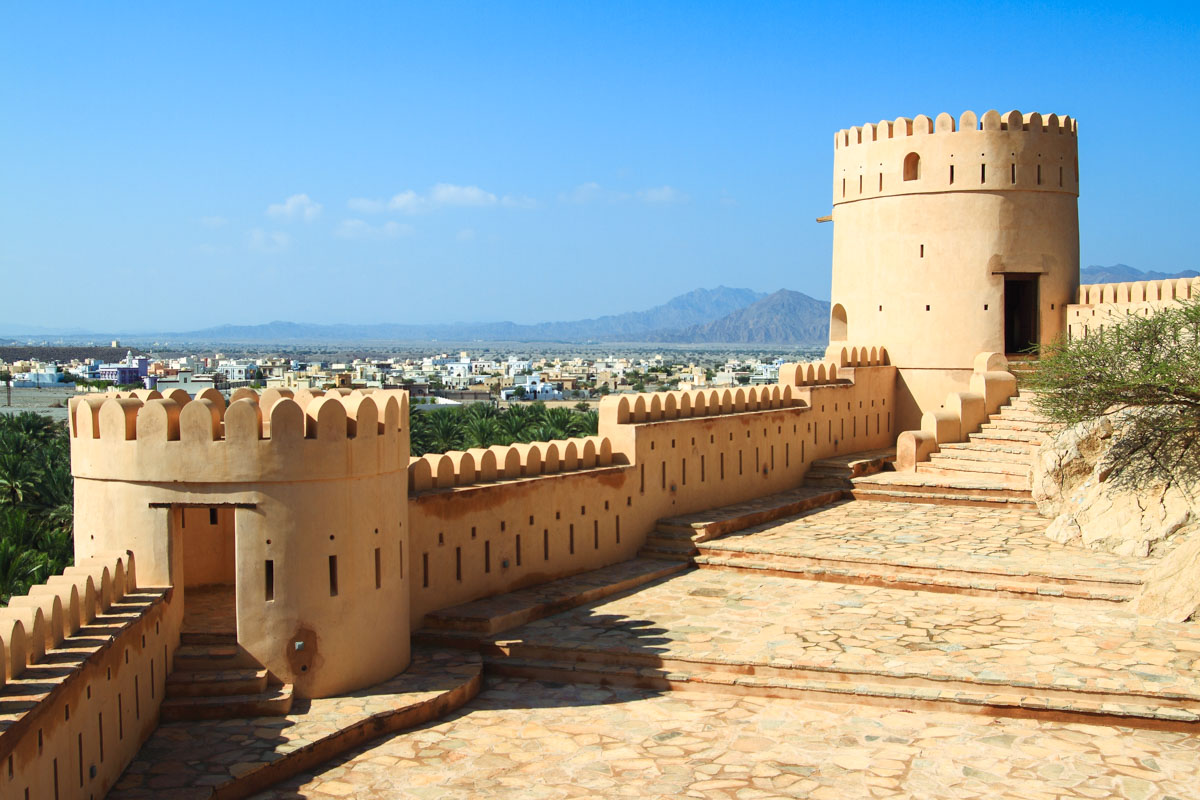 Die eindrucksvolle Festung von Nakhl wurde mehrmals umgebaut und präsentiert sich heute mit sechs eindrucksvollen Wehrtürmen, einer 30m hohen Mauer und einem massiven Tor, Oman