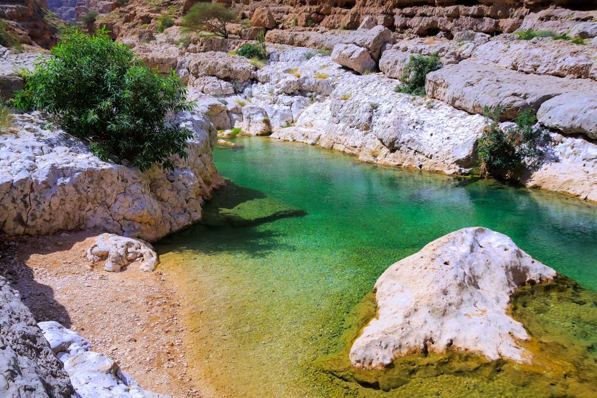 Über eine Stunde kann man an der paradiesischen Kulisse des Wadi Shab entlang spazieren, Oman