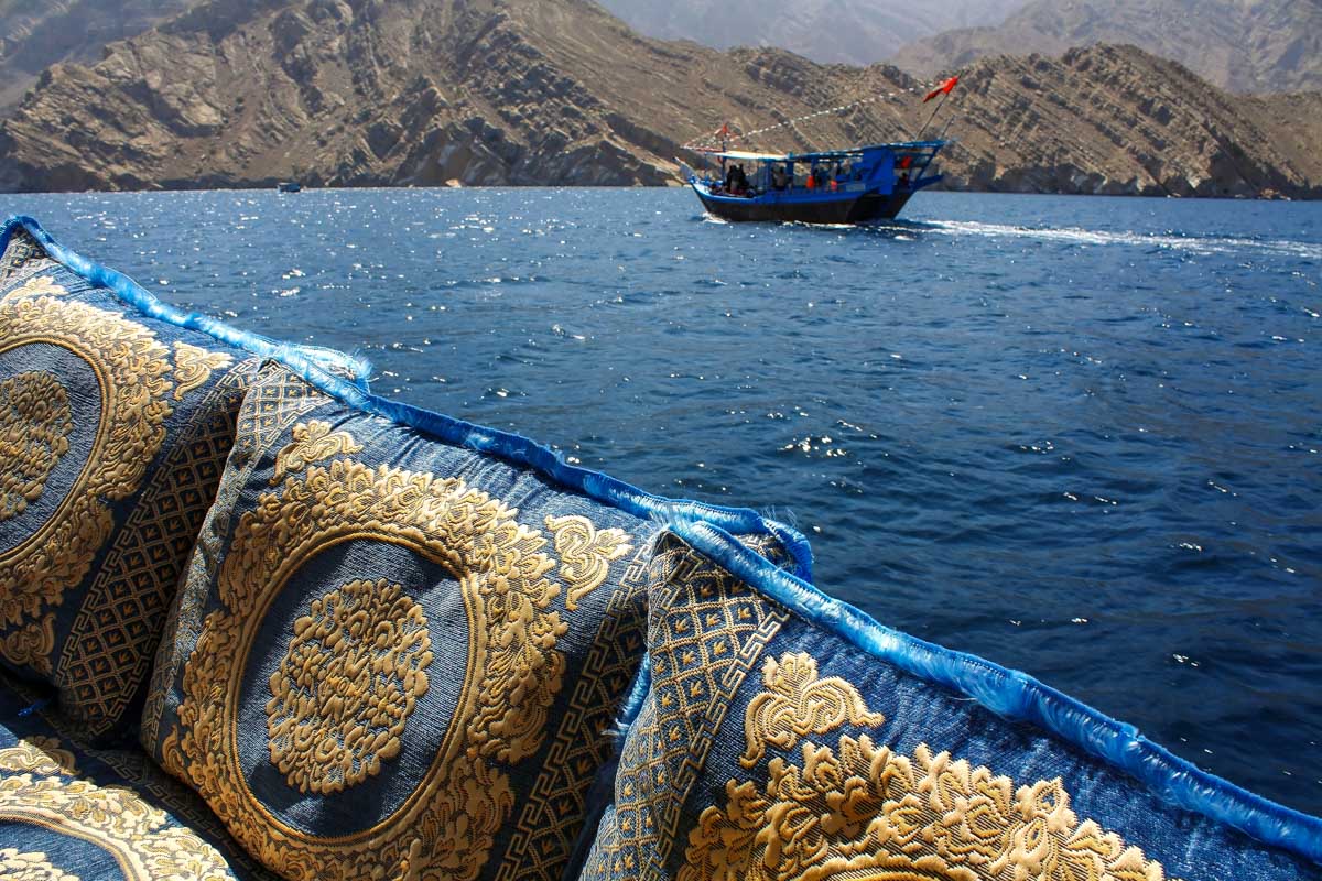 Auf der omanischen Halbinsel Musandam sind traditionelle Fischerboote für Touristenfahrten mit Gemütlichkeit ausgestattet