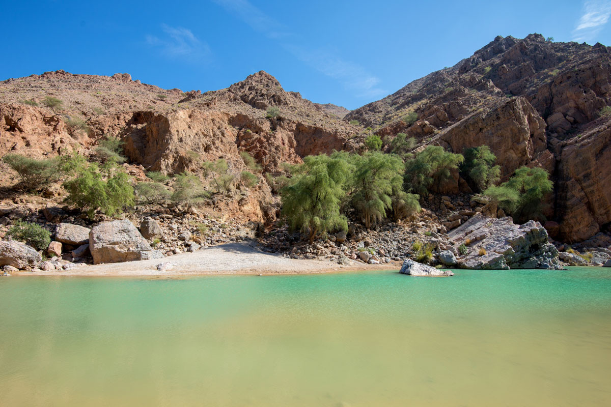 Das Wadi Suwayh im Oman bietet eine wunderbare Welt aus Pools, Wasserfällen, Gärten, steilen Wänden und Felsformationen