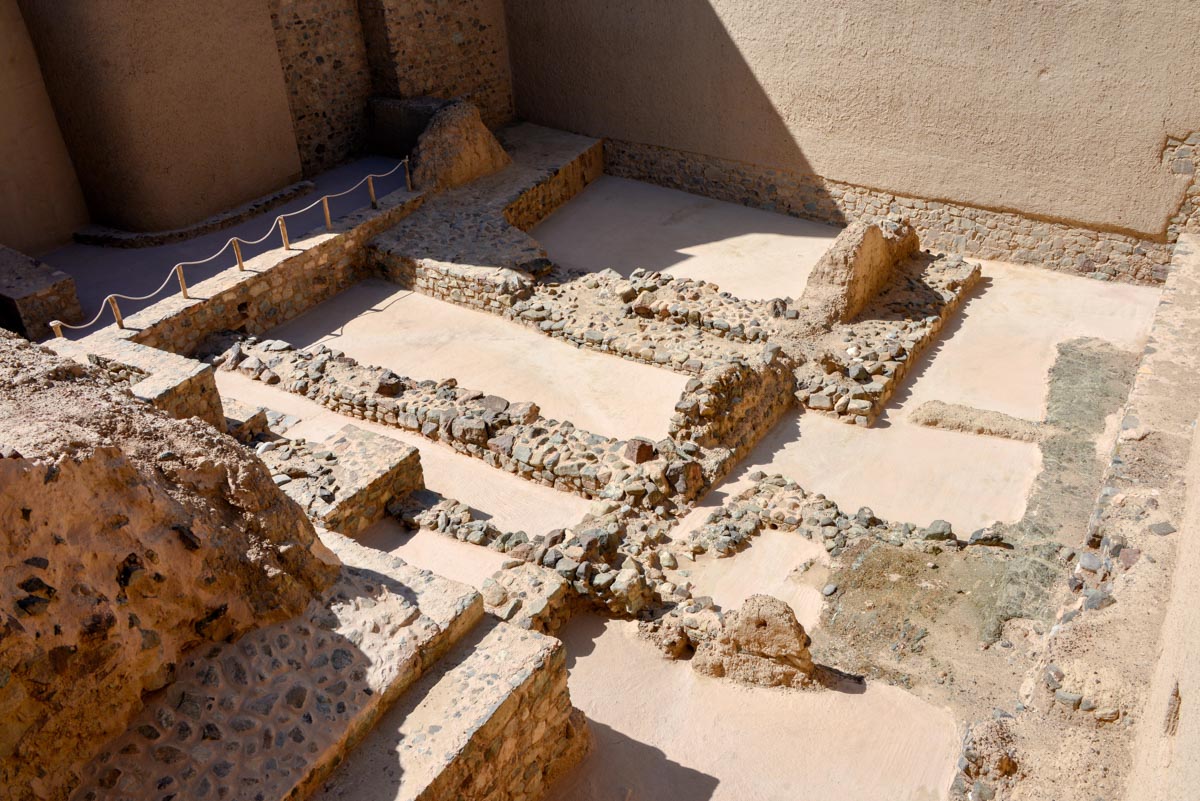 Von einigen Mauern der jahrhundertealten Festung von Bahla im Oman sind nur noch die Fundamente erhalten
