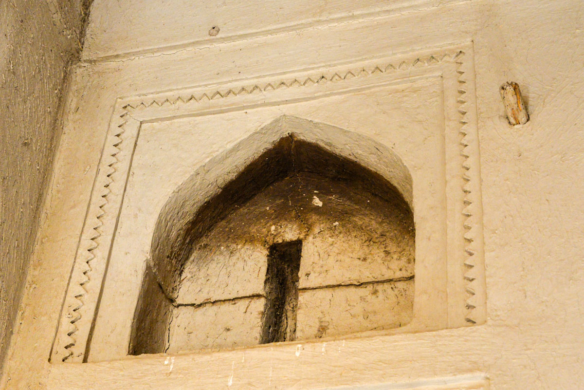 Da die Festung Hisn Tamah in Bahla, Oman, komplett aus Lehm besteht, gestalten sich Instandhaltungsarbeiten als äußerst schwierig