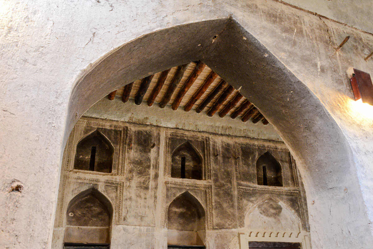 Mit den typischen Spitzbögen-Nischen fühlt man sich in der Festung von Hisn Tamah in Bahla wie in 1001 Nacht, Oman