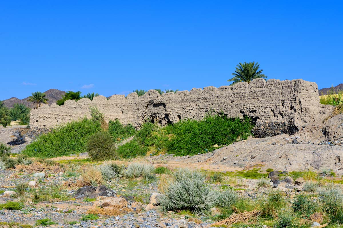 Mit ihrer Länge von 13 Kilometern ist die Stadtmauer von Bahla die längste Festungsmauer im Oman