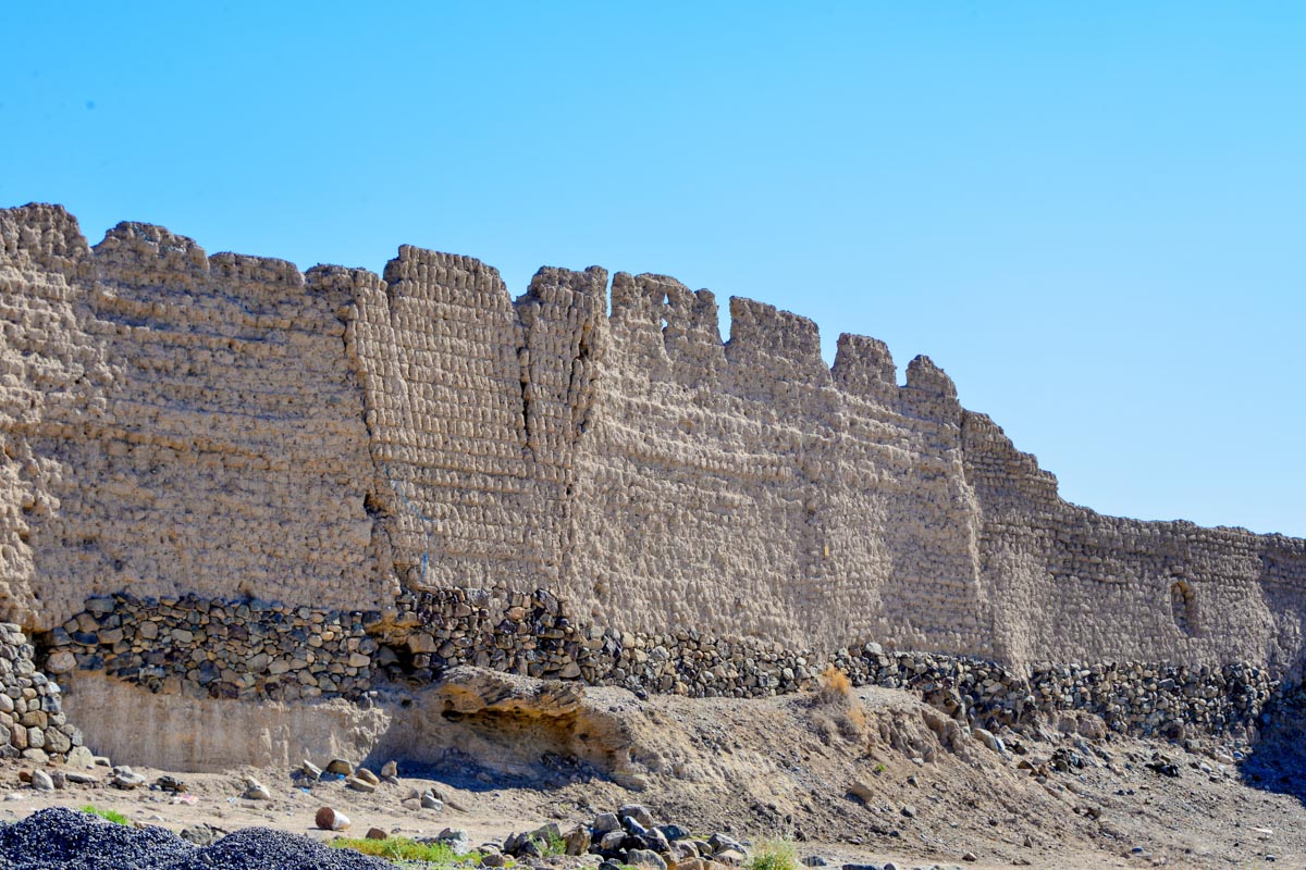 So gut wie alle Gebäude von Bahla ist auch die historische Stadtmauer aus Tonerde gebaut, Oman