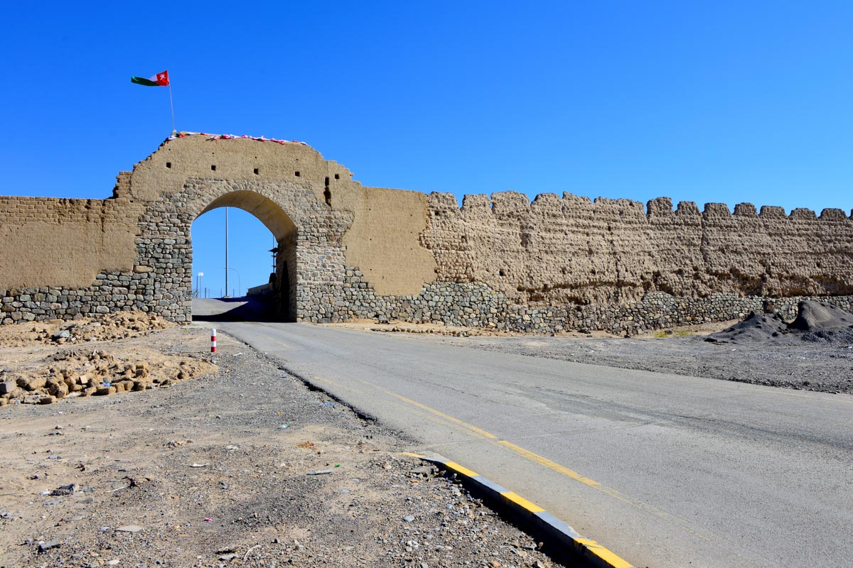 Damals wie heute führt die Straße nach Bahla im Oman durch seine berühmte Stadtmauer, die längste des Landes