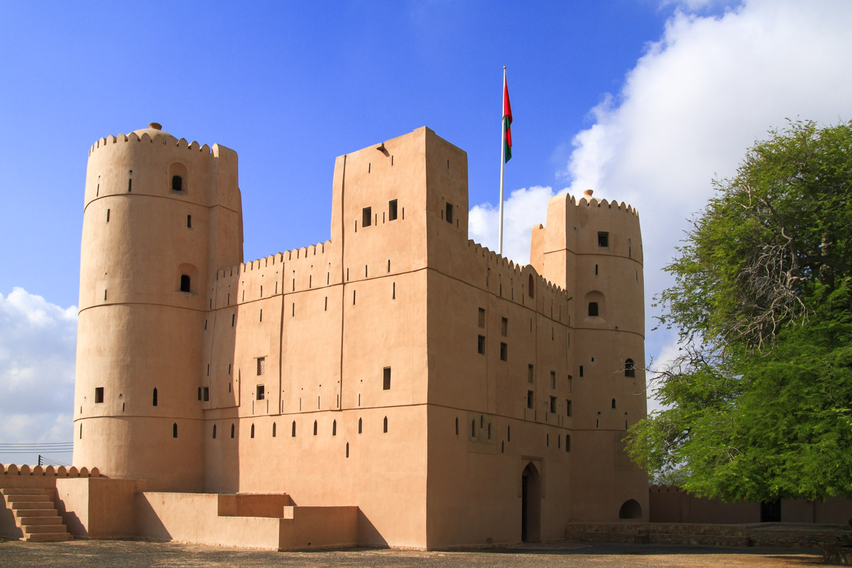 Der Respekt einflößende Bait Na’aman im Norden des Oman ist eigentlich keine Festung, sondern ein äußerst behaglich eingerichteter Wohnturm, der heute als Museum fungiert