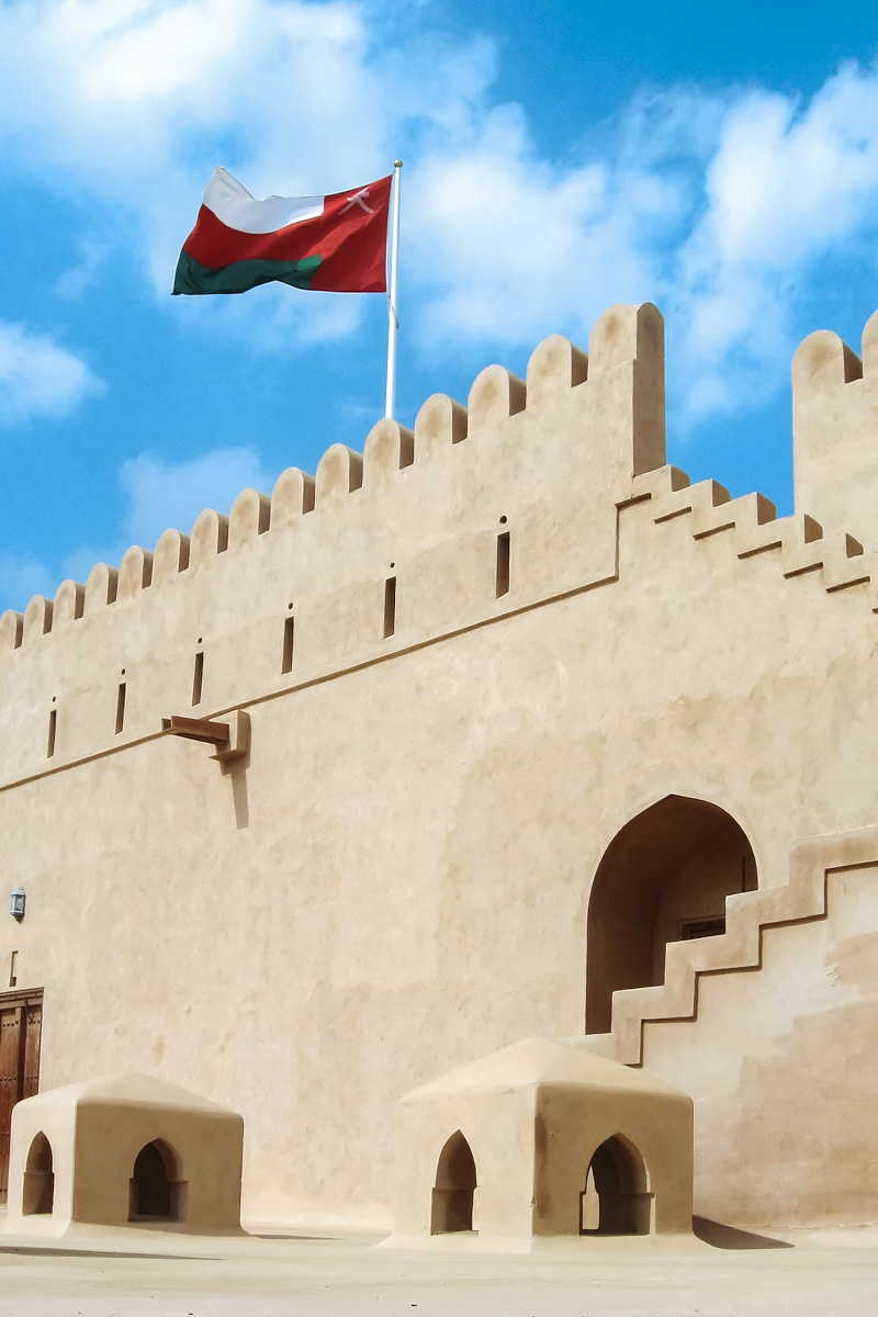Die mächtige Festung in der kleinen Oase Al-Hazm ist perfekt renoviert und eines der schönsten Beispiele einer omanischen Befestigungsanlage, Oman