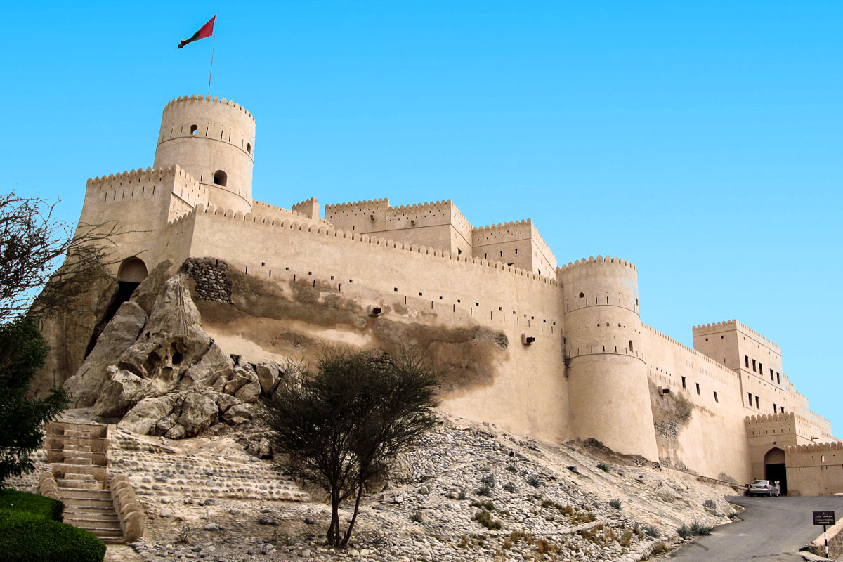 Die imposante Festung von Nakhl im Oman ragt oberhalb des Ortes auf einem sechzig Meter hohen Felsen empor