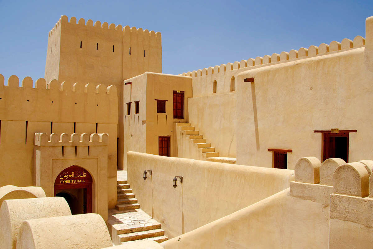Die monumentale Festung ist gemeinsam mit ausgezeichneten Hotels und Restaurants der touristische Anziehungspunkt in Nizwa, Oman