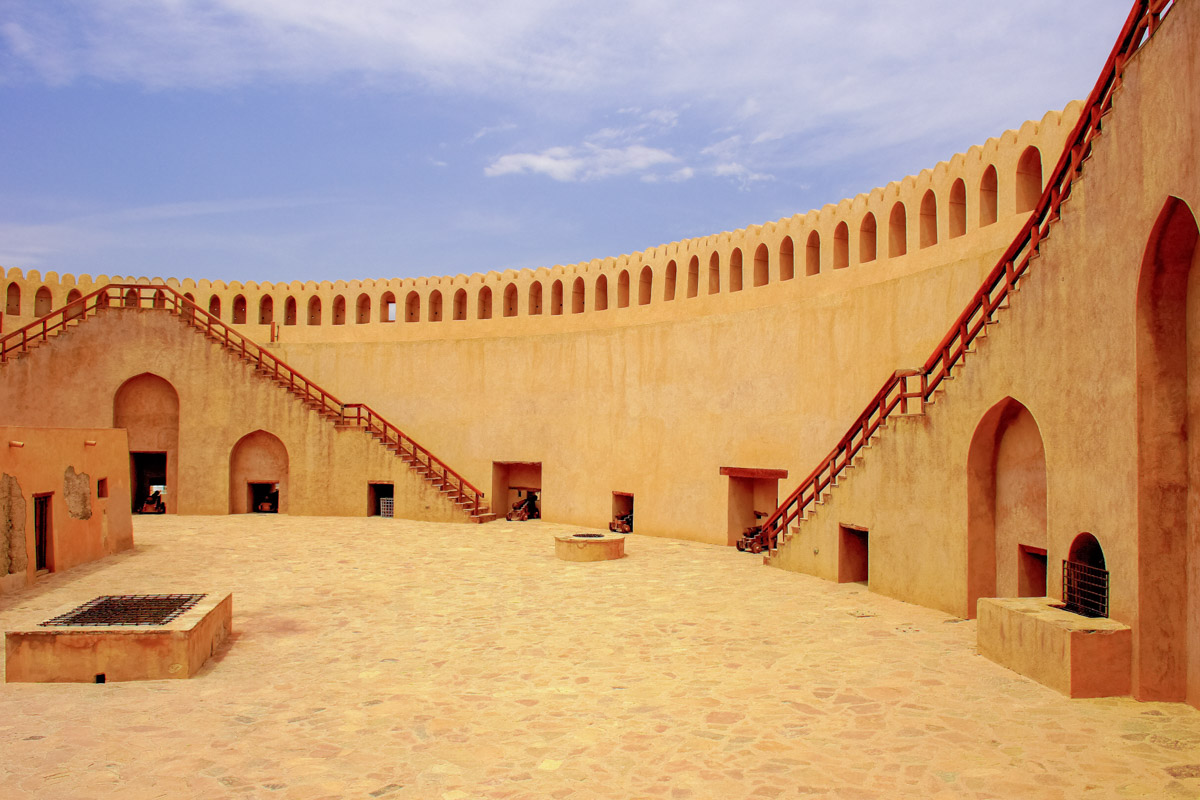 Innenhof des gewaltigen Rundturms der Festung von Nizwa, Oman