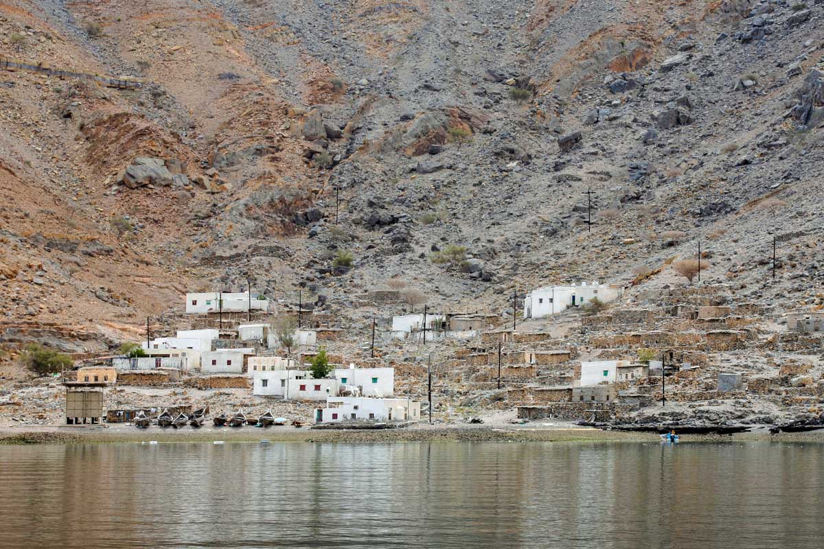 Innerhalb von Khor Sham, dem längsten Fjord der Halbinsel Musandam, schmiegen sich kleine Dörfer an den kargen Fels, Oman