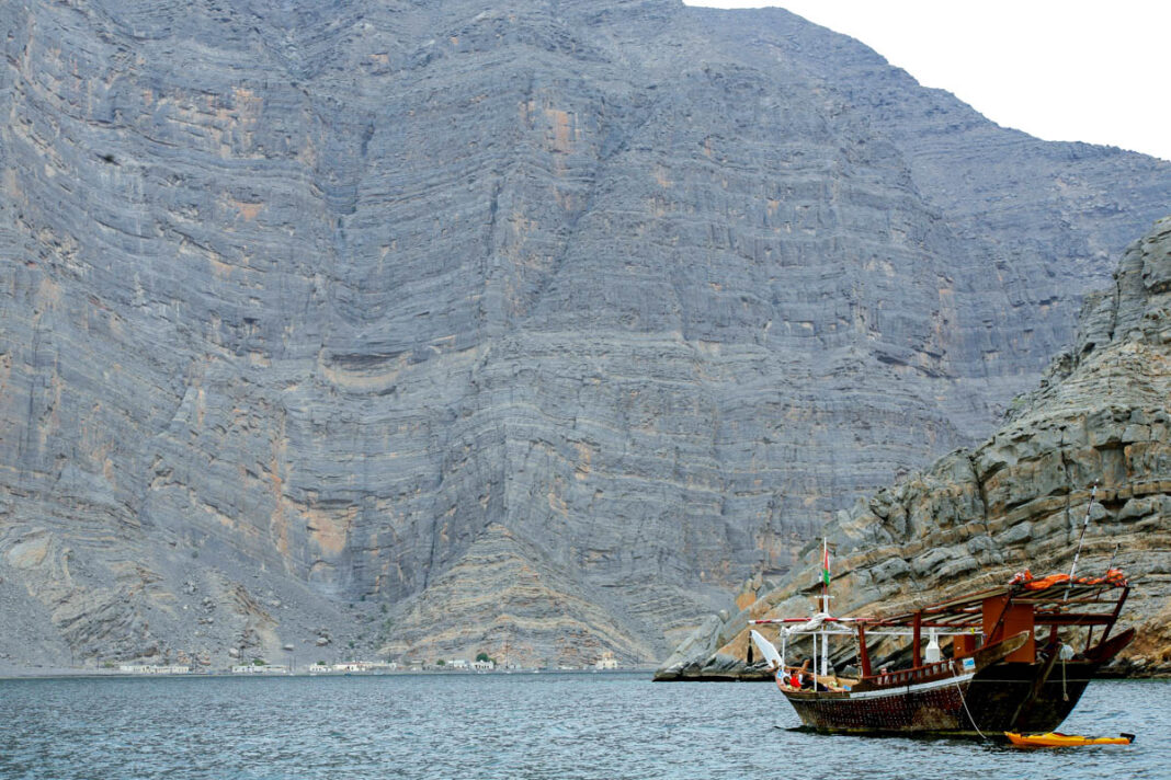 Die Klippen im Norden der Halbinsel Musandam streben bis zu 900 Metern hoch aus dem Meer, Oman - © Joseph Calev / Shutterstock