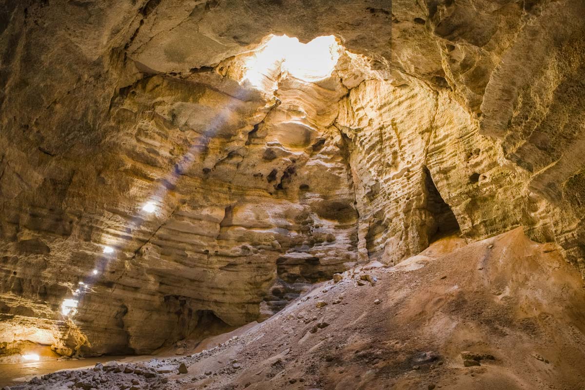 Die mystische Majlis al-Jinn Höhle ist die zweitgrößte Höhlenkammer der Welt und heißt nicht umsonst „Versammlungsort der Geister“, Oman