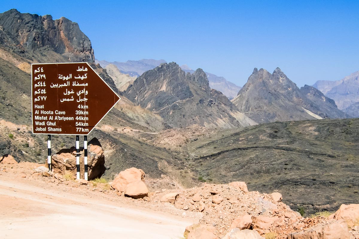 Wegweiser an der Piste, Oman