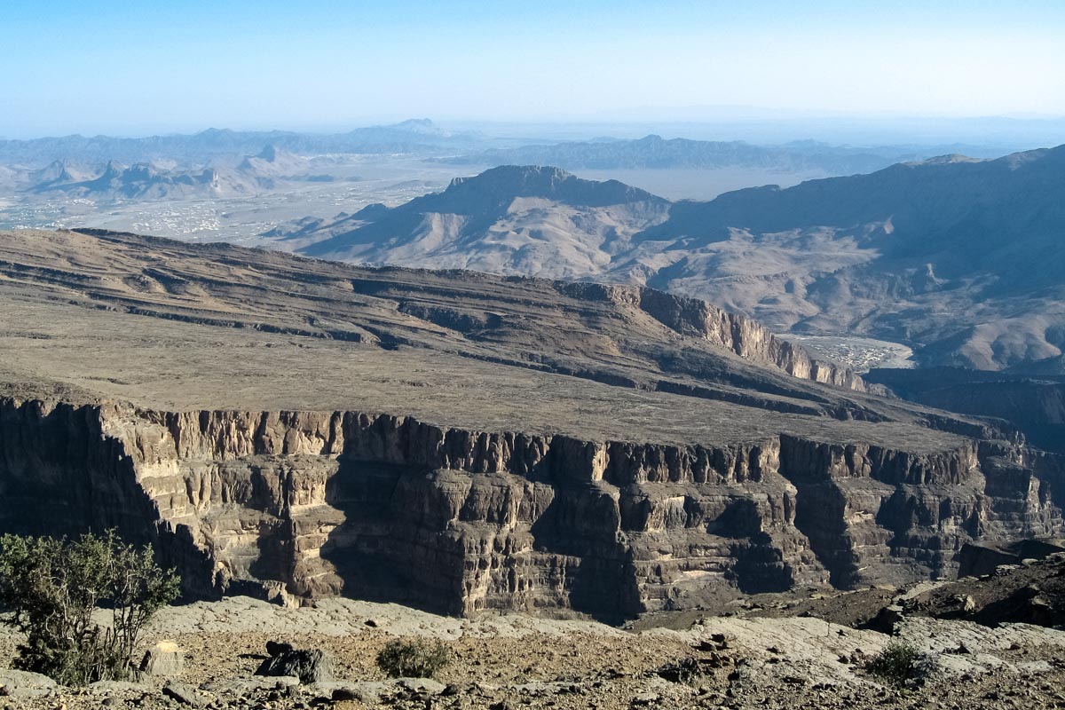 Spektakulärer Blick vom Jebel Shams über das Wadi Ghul, auch als „Grand Canyon des Oman“ bezeichnet, Oman