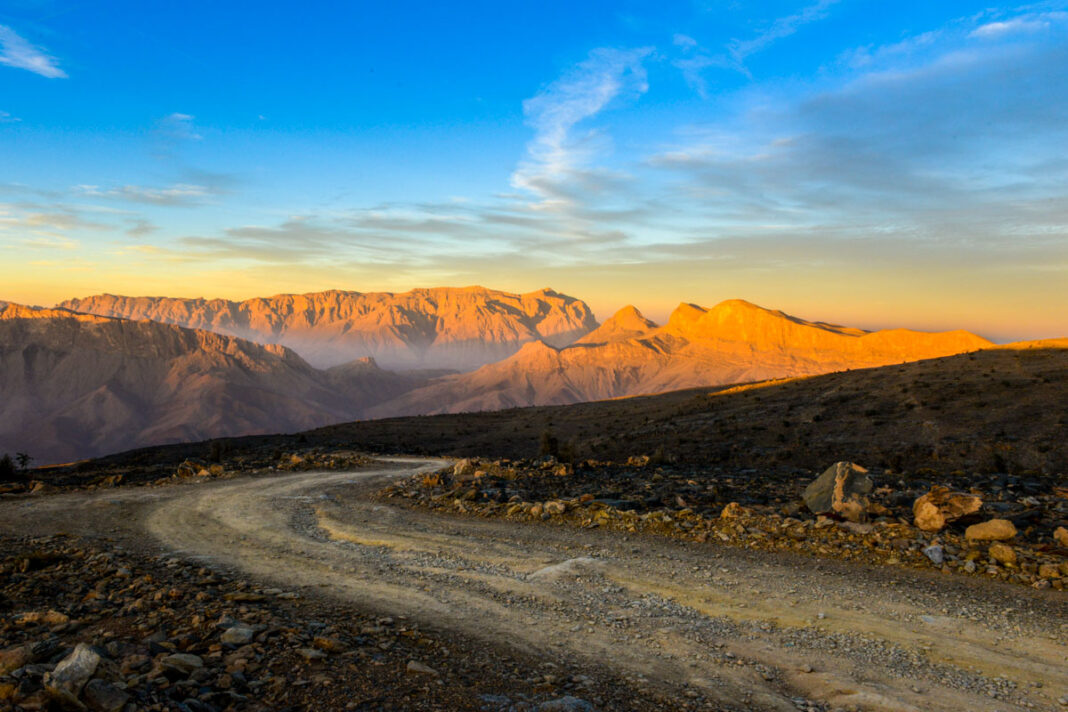Sonnenaufgang am Jebel Shams im Hajar-Gebirge, Oman - © Rajesh. Rajan / Shutterstock