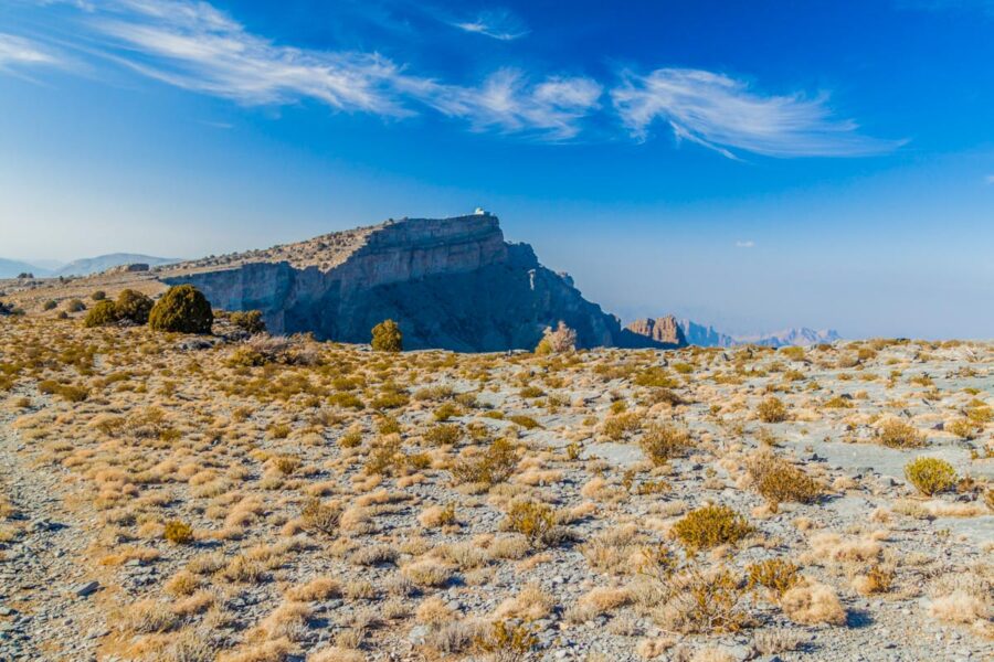 Der Nordgipfel des Jebel Shams ist militärisches Sperrgebiet, somit ist für Zivilisten nur der etwa 20m tiefer gelegene Südgipfel zugänglich, Oman - © Matyas Rehak / Shutterstock
