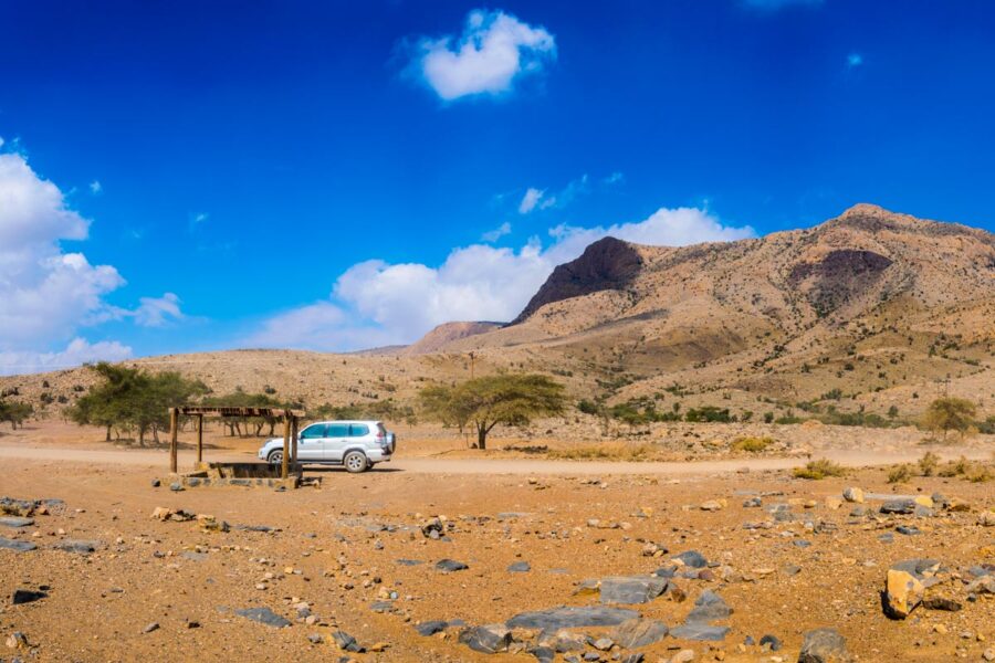 4x4 Geländewagen auf der Straße zum Jebel Shams im Hajar-Gebirge im Oman - © trabantos / Shutterstock