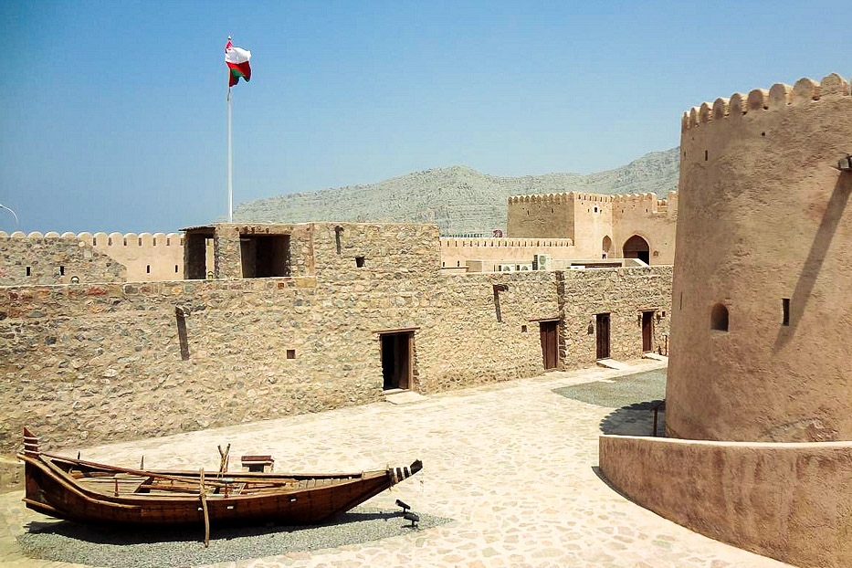 Die Burg von Khasab auf der omanischen Exklave Musandam war im 17. Jahrhundert von Portugiesen bemannt und beherbergt heute ein sehenswertes Museum