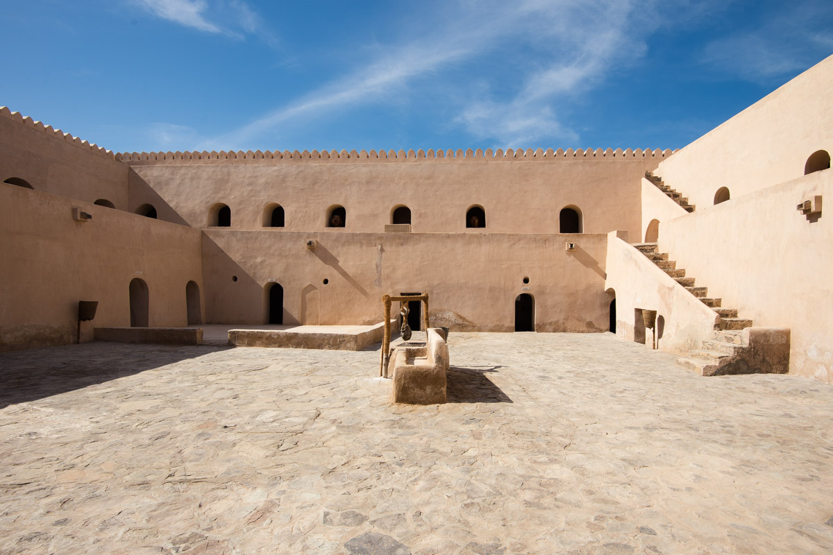 Der Innenhof der Festung Al Mintarib am Rande der Wüste Wahiba Sands, Oman