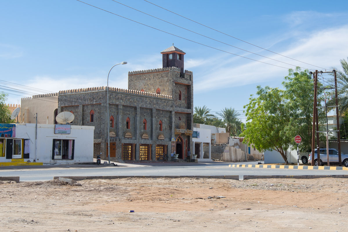 Die Oase Al Mintarib, oder Mintrib, liegt am Rand des spektakulären Sandmeers der Wüste Ramlat al Wahiba, auch unter der Bezeichnung „Wahiba Sands“ bekannt, Oman