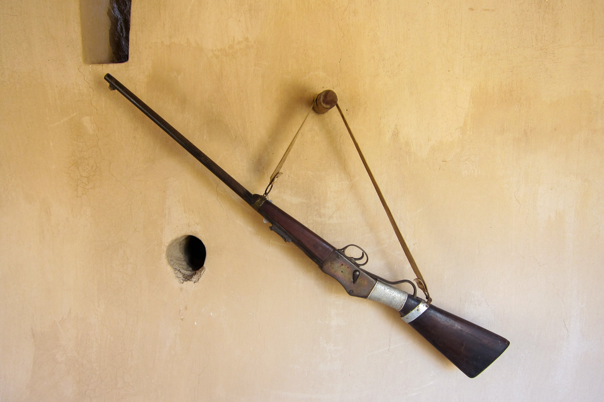 Ein altes Gewehr als Ausstellungsstück in der Festung Al Mintarib im Oman