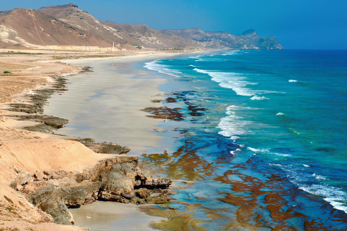 Der friedliche Eindruck am Mughsayl Strand täuscht, denn baden kann im Süden des Oman zur Zeit des Monsuns lebensgefährlich sein