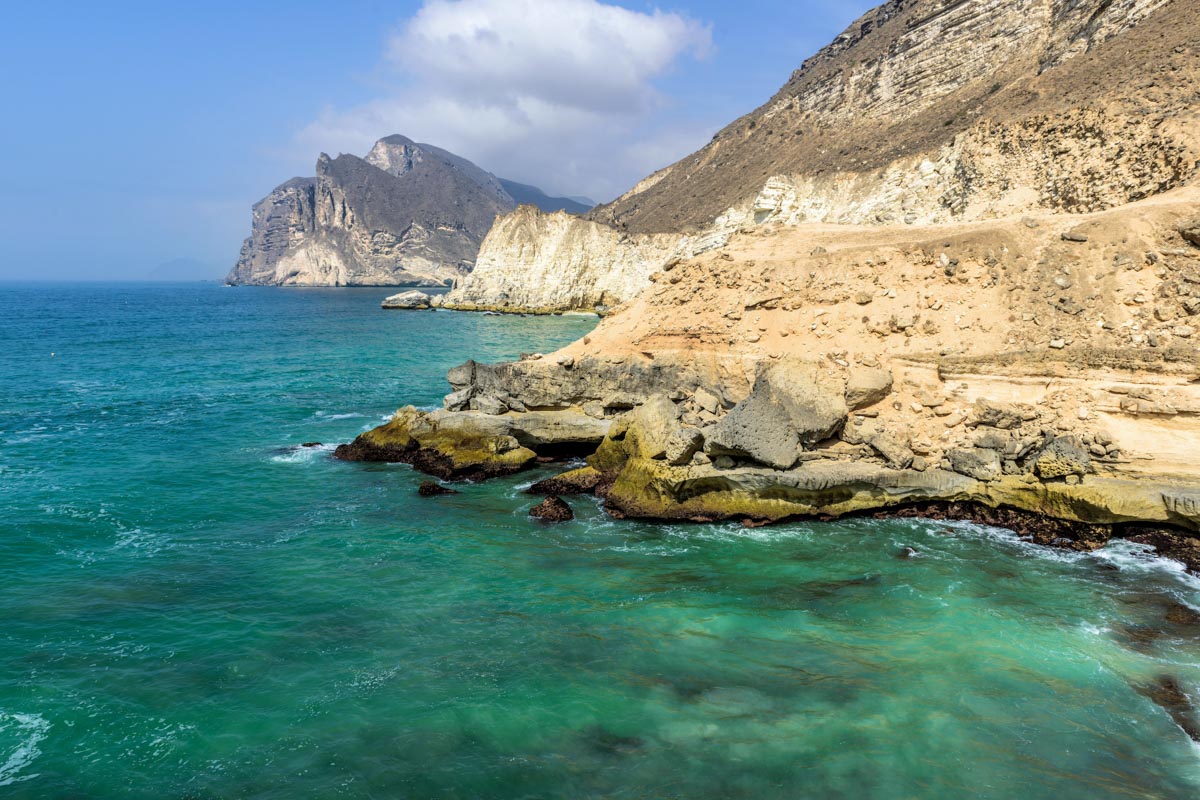 Abseits der Lagune von Mughsayl ist die Südküste des Oman von steilen Felsklippen begrenzt