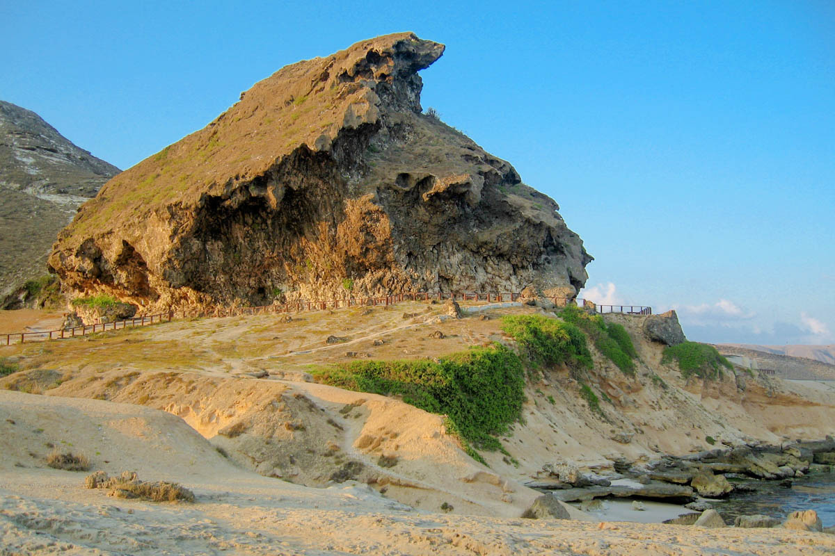 Sandhügel und Felsklippen sorgen am 6km langen Sandstrand von Mughsayl für landschaftliche Abwechslung, Oman