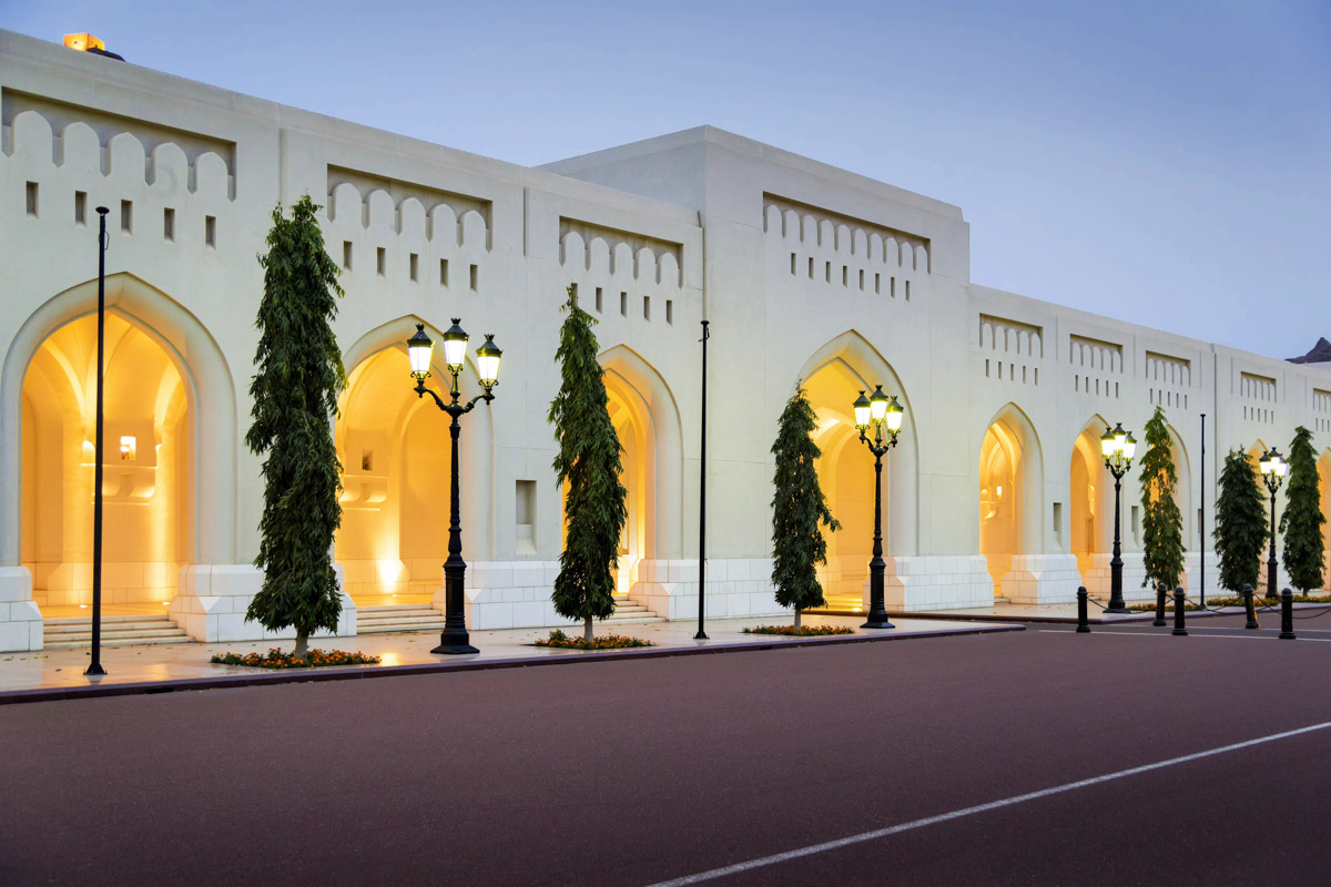 Prunkvolle Arkadengänge wie aus 1001er Nacht säumen die breite Straße, die in Muscat zum Sultanspalast führt, Oman