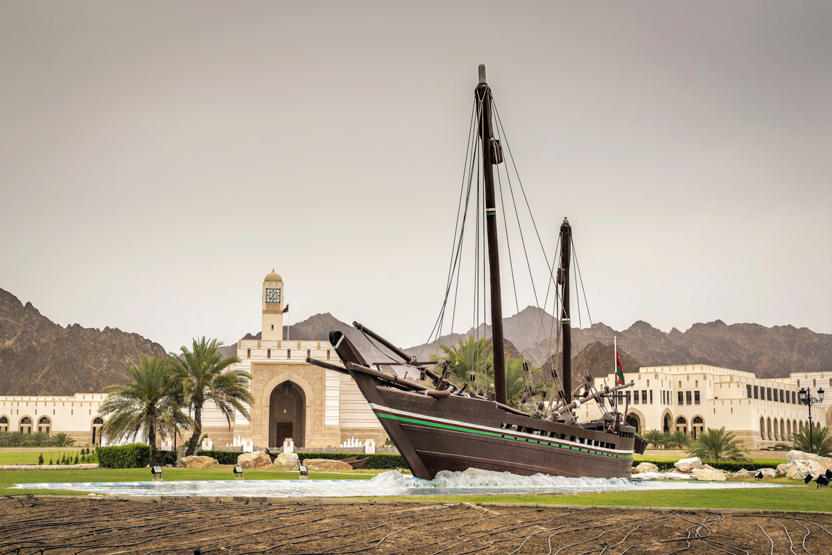 Das Dhau „Sohar“ in der Altstadt von Muscat setzt den typisch omanischen Booten ein sehenswertes Denkmal, Oman