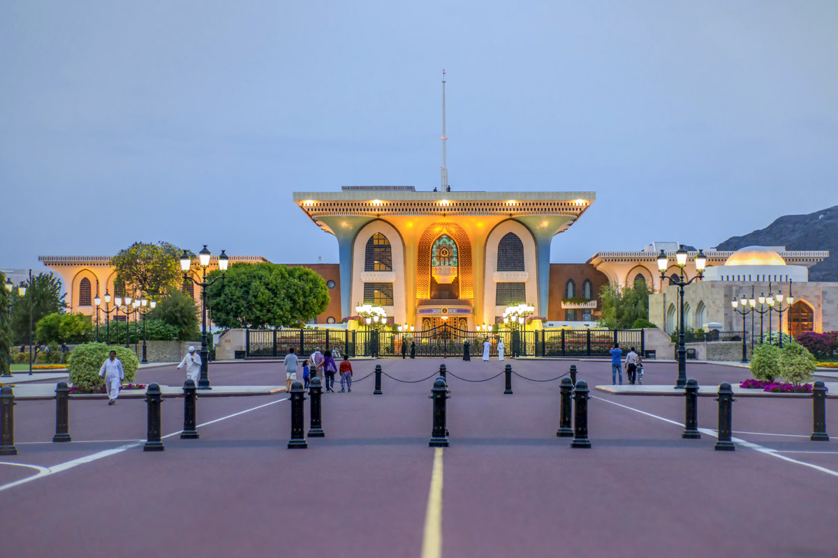 Ein Besuch des Sultanspalastes in Muscat, Oman, empfiehlt sich am Abend, wenn die Sonne nicht mehr erbarmungslos vom Himmel brennt