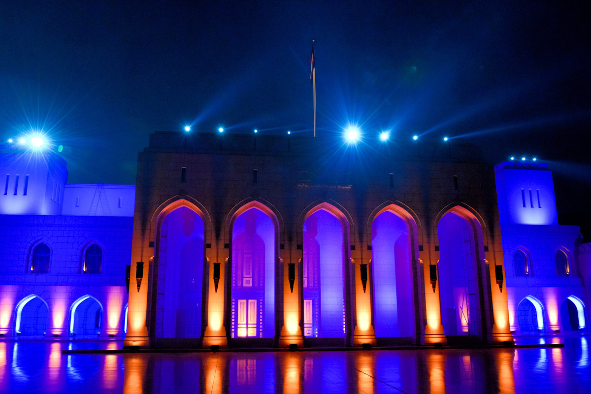 Die Eröffnung der Oper von Muscat erfolgte am 12. Oktober 2011 im Rahmen einer kleinen Gala, zu der nur Ehrengäste geladen waren, Oman