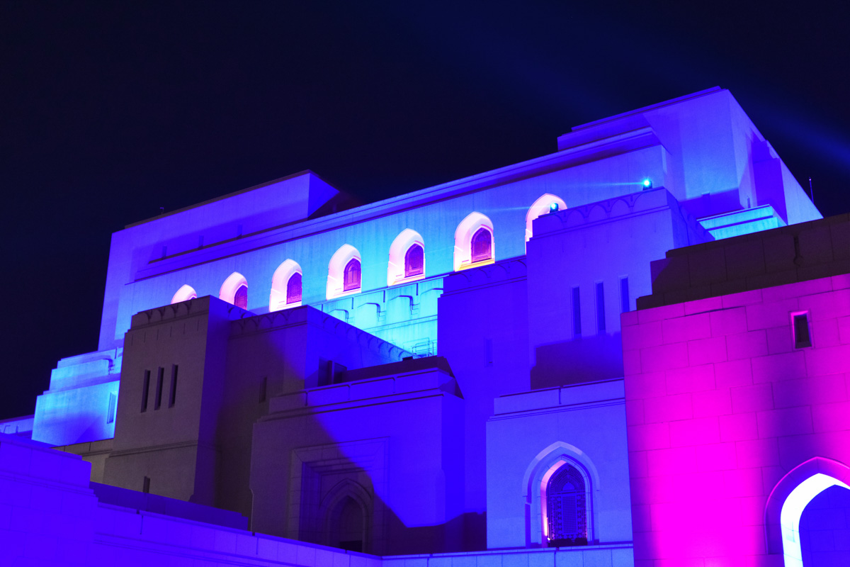 Neben dem Opernhaus von Muscat im Oman, erhebt sich die Opera Mall, die einen Museumsshop, exquisite Restaurants und luxuriöse Boutiquen beherbergt