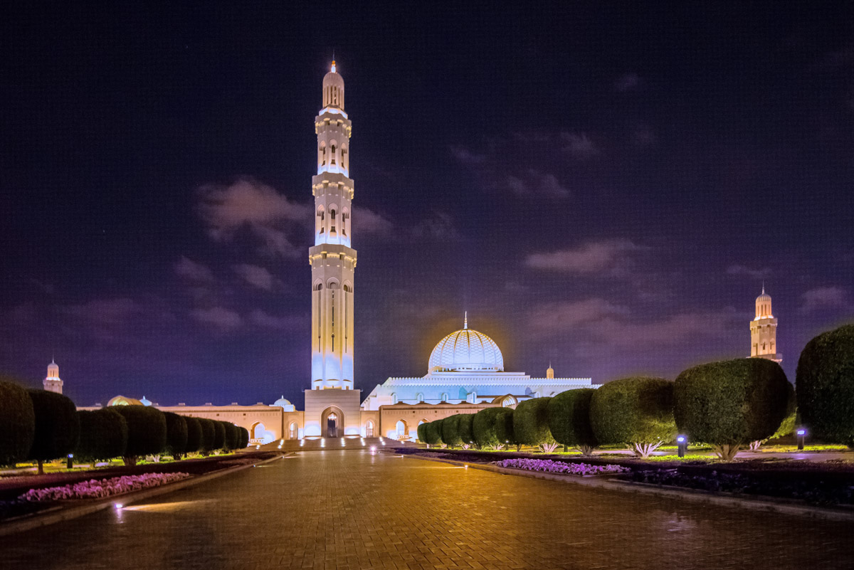 Für jeden Besucher von Muscat, der Hauptstadt des Oman, ist die majestätische Sultan Qaboos Grand Mosque ein Pflichtbesuch