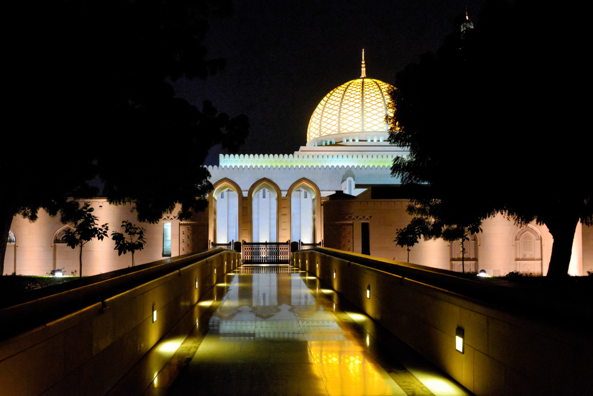 Die eindrucksvolle Sultan Qaboos Moschee in Muscat, Oman, ist eine der wenigen Moscheen weltweit, die von Nicht-Muslimen betreten werden darf