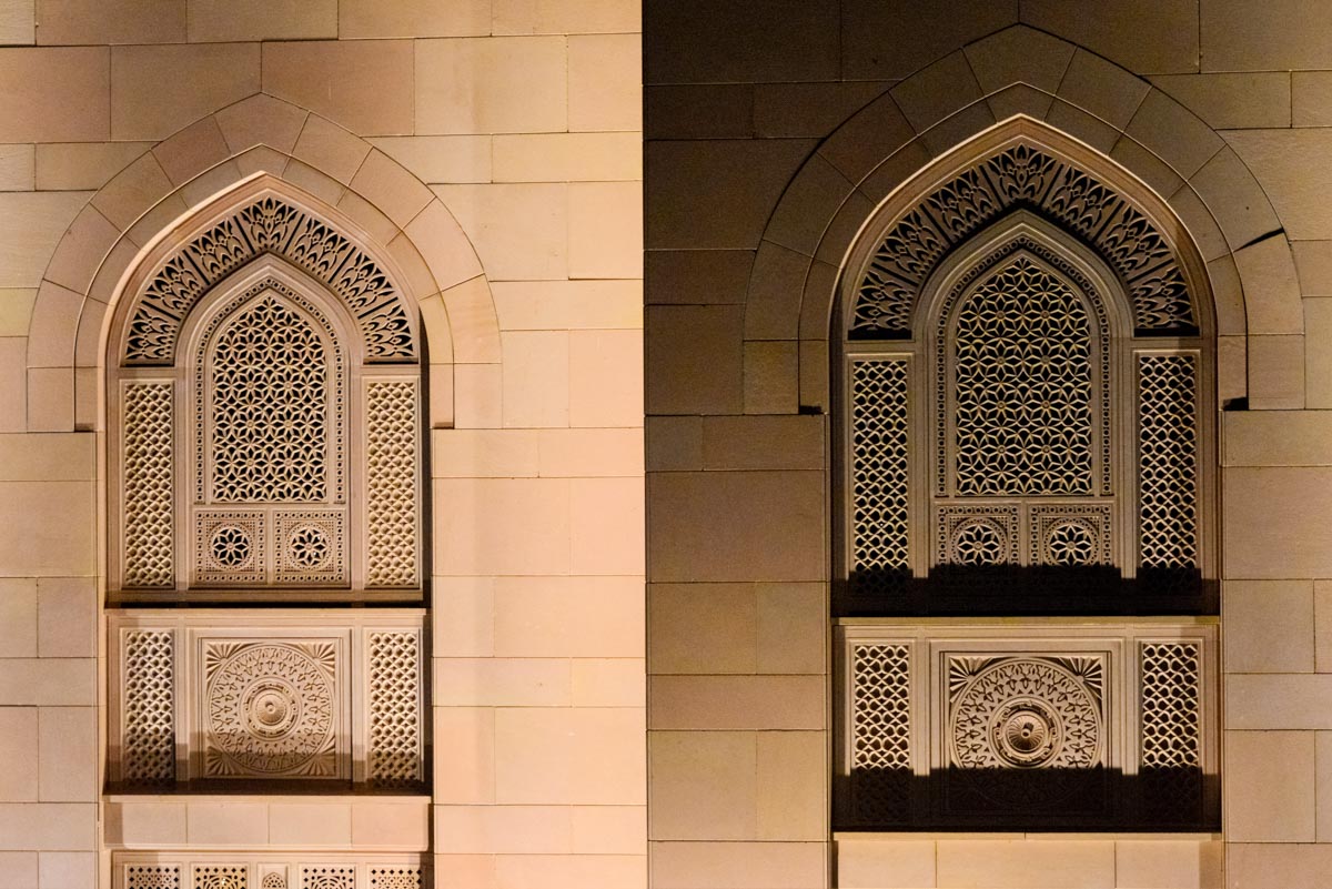 300.000 Tonnen Sandstein aus Indien wurden verwendet, um die gewaltigen Fassaden der Großen Moschee von Muscat entstehen zu lassen, Oman