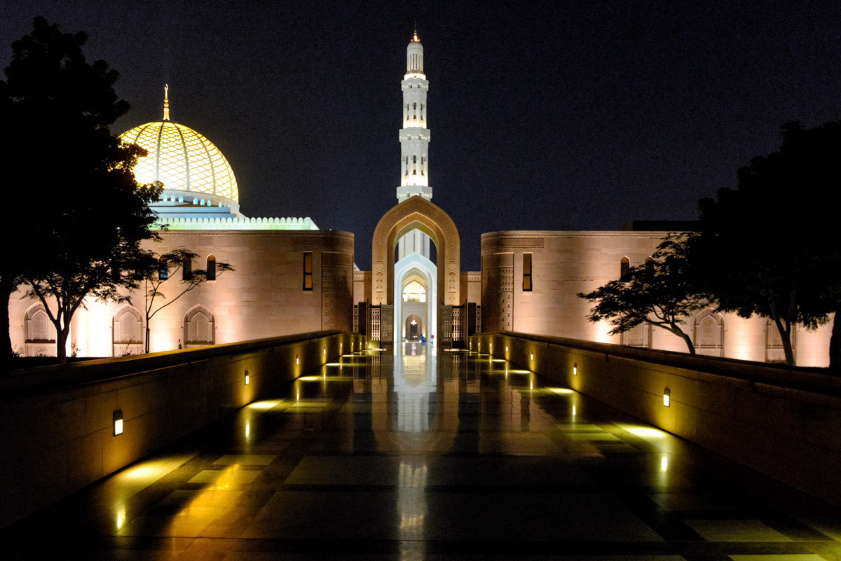 Die eindrucksvolle Große Moschee von Muscat wurde am 4. Mai 2001 feierlich eingeweiht, Oman