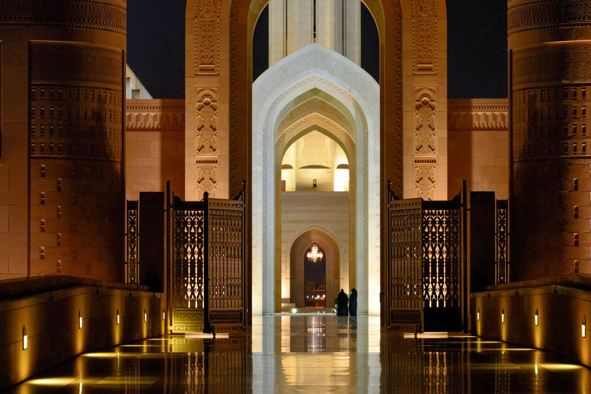 Das Eingangsportal zur Sultan Qaboos Moschee in Omans Hauptstadt Muscat ist in der Nacht hell erleuchtet