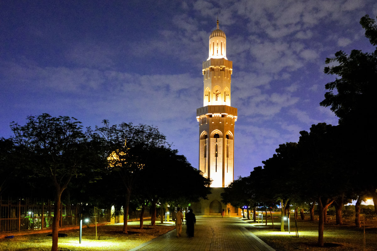 Das weithin sichtbare Hauptminarett der Großen Moschee von Muscat, Oman, erreicht eine Höhe von knapp 100 Metern