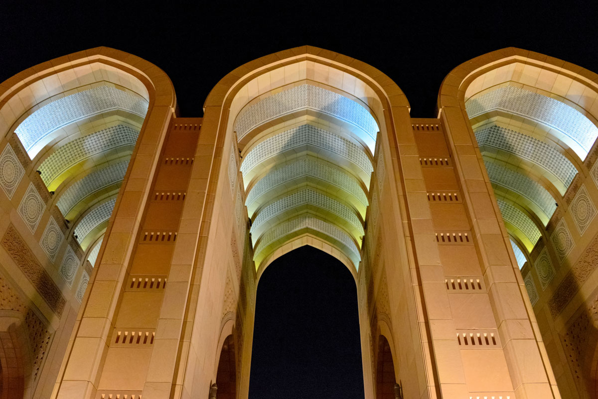 Spitzbögen, Kuppeln und prunkvoller Dekor bilden mit der Sultan Qaboos Moschee in Muscat, Oman, ein fantastisches Beispiel islamischer Architektur