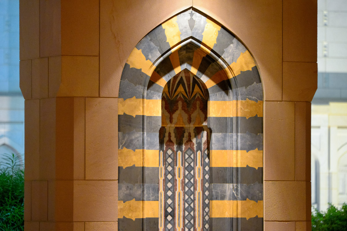 Farbenfrohe Nische in der Sultan Qaboos Moschee in Muscat, Oman