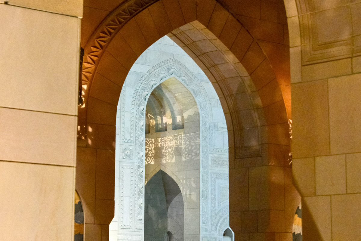 Alle Frauen müssen sich beim Besuch der Großen Moschee verhüllen, sodass nur Füße, Hände und Gesicht sichtbar sind
