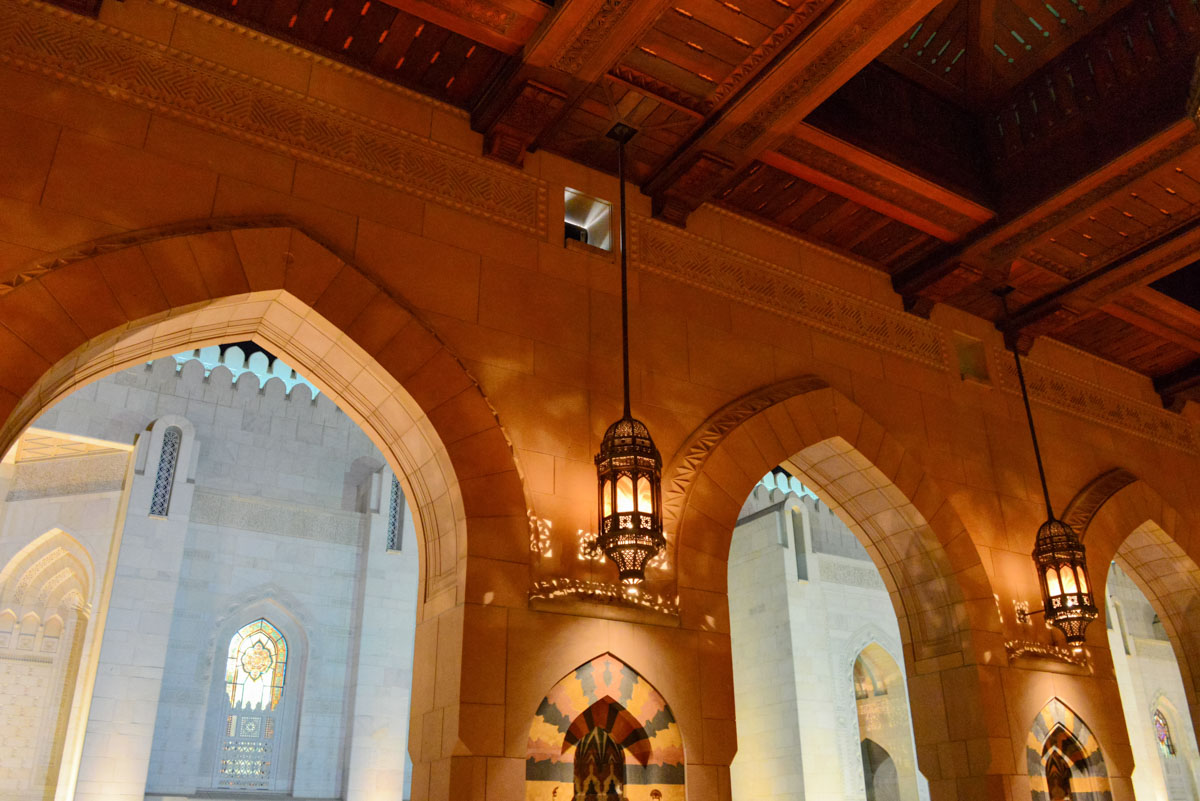 Auch in der Nacht sorgt die dezente Beleuchtung der Sultan Qaboos Moschee in Muscat, Oman, für mystische Stimmung