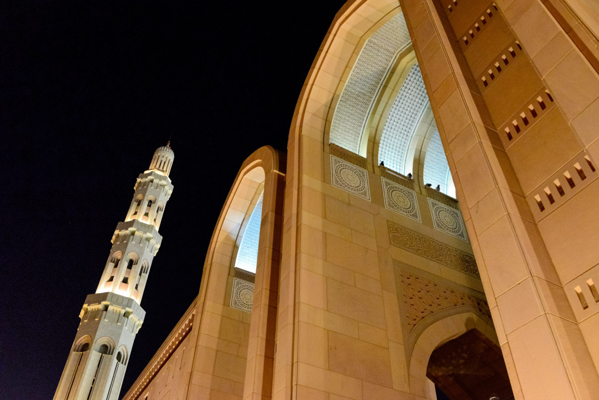 Die 5 Minarette der Großen Moschee von Muscat stehen für die 5 Säulen des Islam, Oman